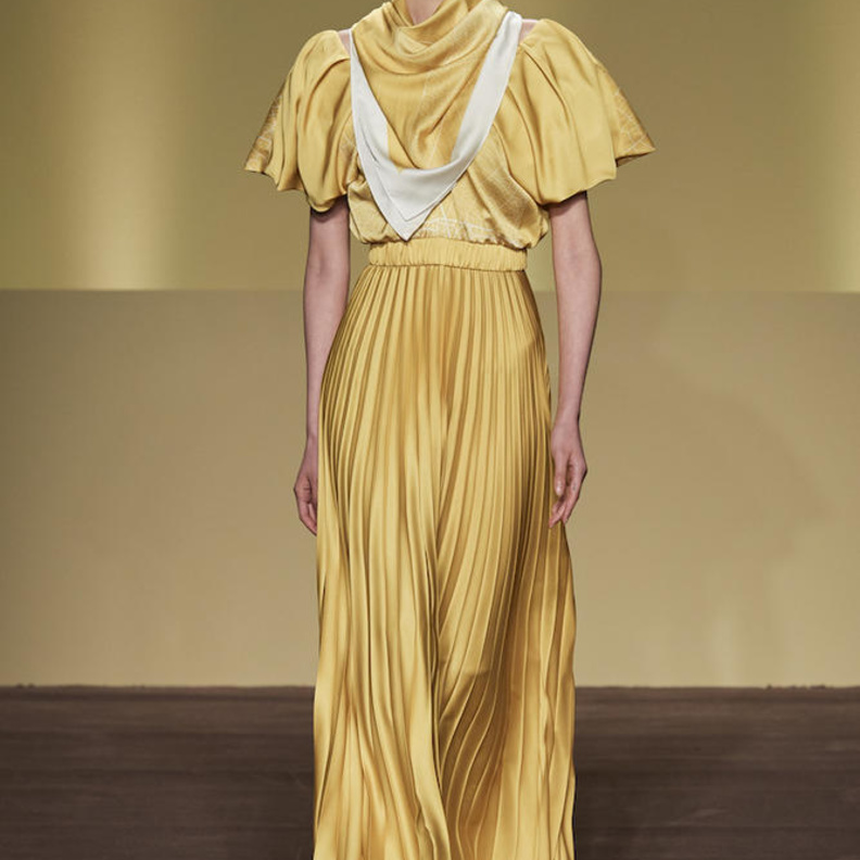 جاذبيّة وأنوثة الفستان الراقي بقصّة الكسرات من الحرير باللون الذهبي من Budapest Collection