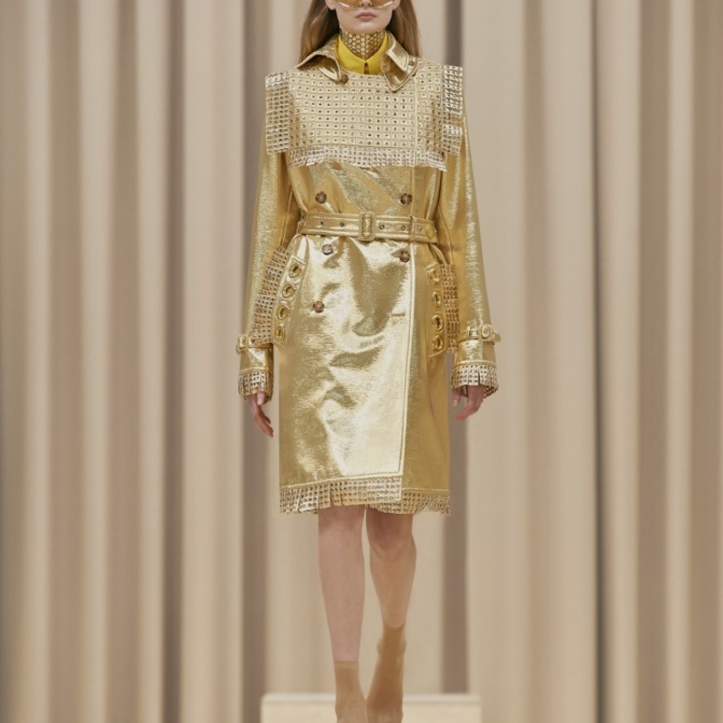 تصاميم ترانشكوت أنيقة لمختلف المناسبات من منصات عروض خريف 2021