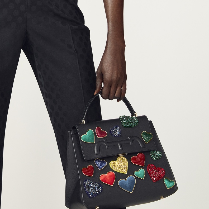 موديلات حقائب يد سوداء مع النقشات الملونة من دار Carolina Herrera