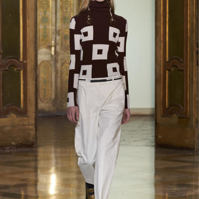 بناطيل باللون الابيض مع الجاكيتات الجلدية من وحي دار Ansel