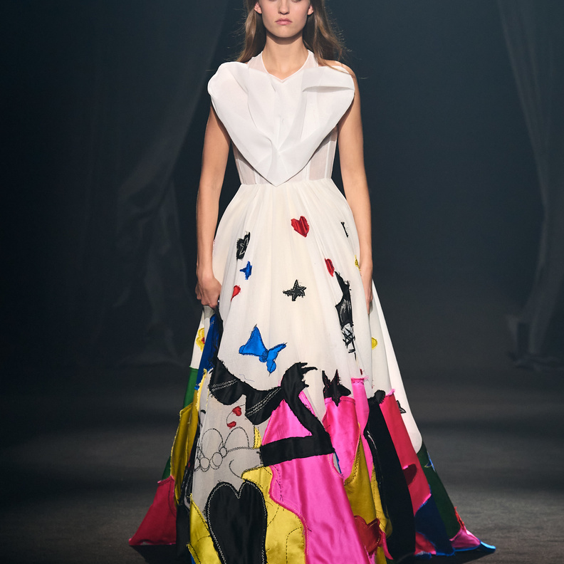 عرض تكريمي للمصمم ألبير الباز في ختام اسبوع الموضة في باريس