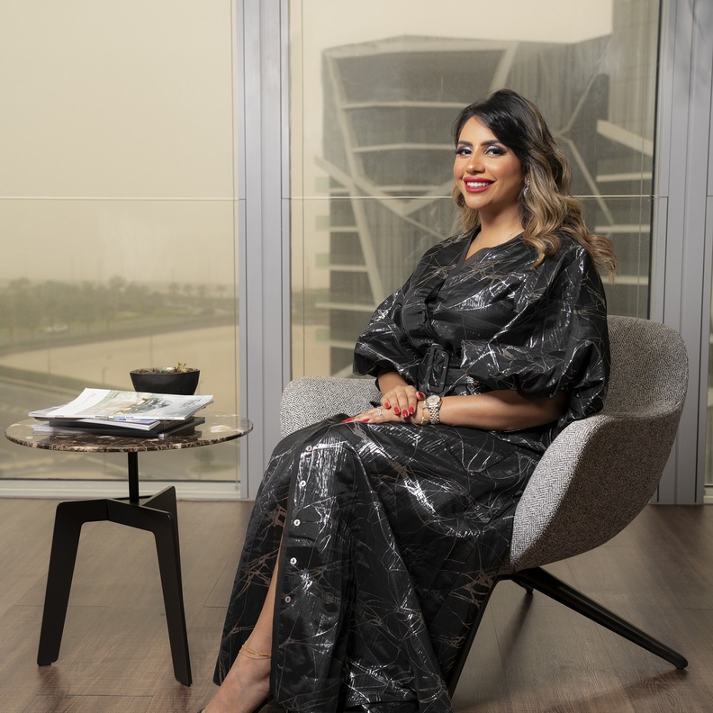 حوار مجلة "هي " مع هند العوضي أول بحرينية تقتحم عالم الطيران