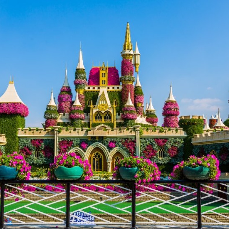 دبي ميراكل جاردن تستقبل قرية السنافر احتفالاً بموسمها العاشر