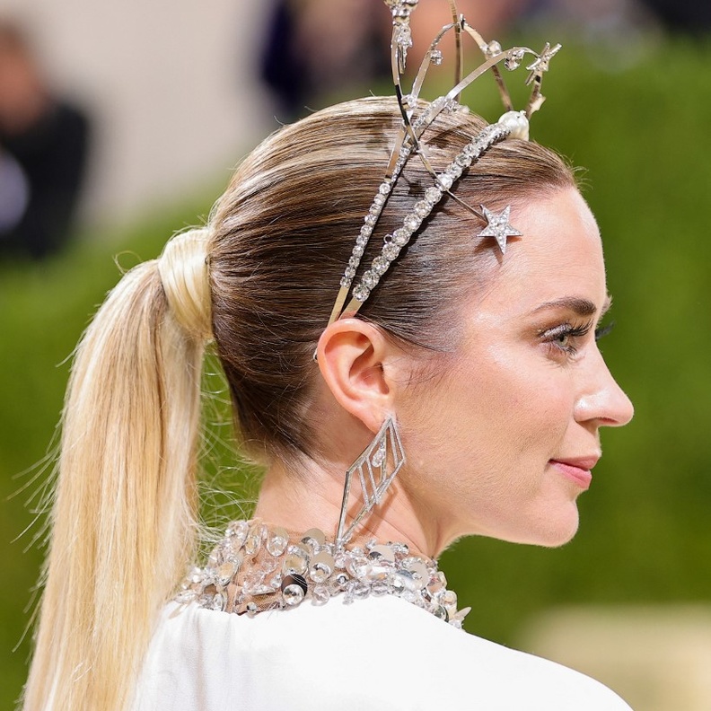 أكسسوارات شعر ملفتة من وحي النجمات لسهرات خريف 2021