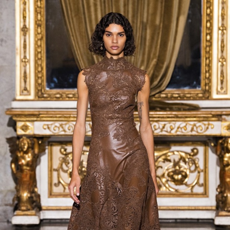 أفكار لتنسيق اللون البني في اطلالاتك الخريفية