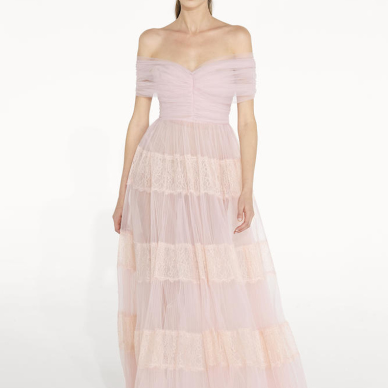 الطول الميدي بفستان زهري باستيلي بقصّة بسيطة من Giambattista Valli