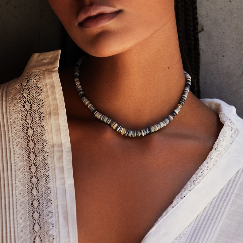 قلادات ثمينة بأحجار الأوبال لشهر أكتوبر