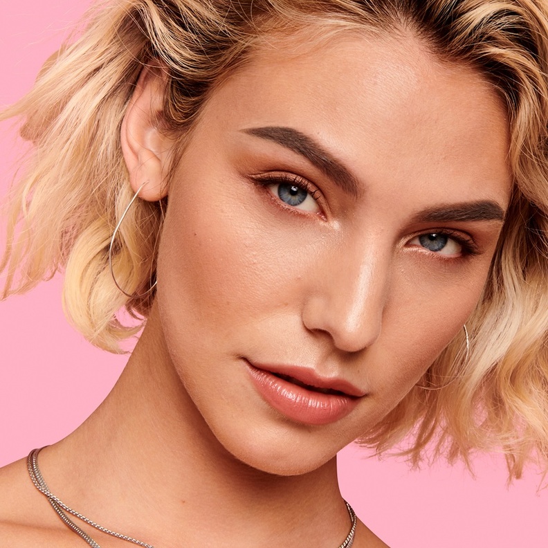  إطلالات مختلفة باستخدام مرهم الحواجب الملوّن الجديد من  Benefit Cosmetics