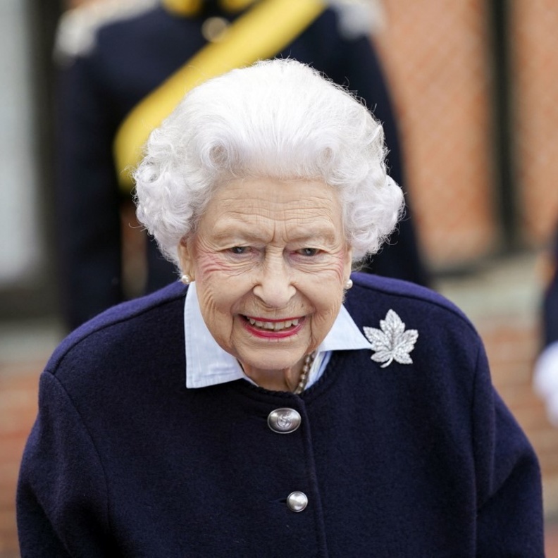 هذه قصة بروش ورقة القيقب للملكة إليزابيث