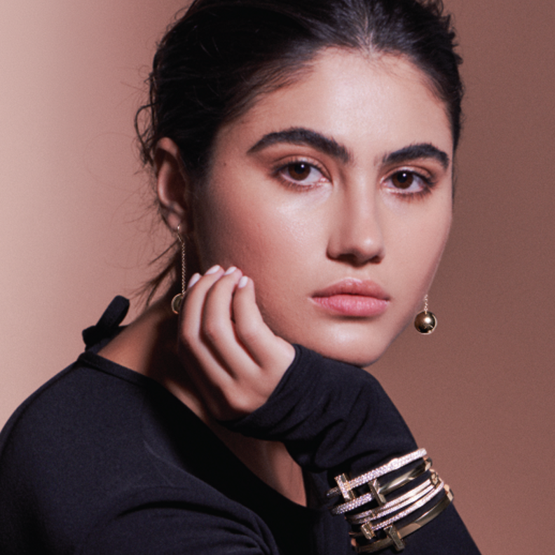 أقراط Tiffany HardWear من الذهب الأصفر أساور Tiffany T1 و Tiffany T pave من الذهب الأصفر والألماس