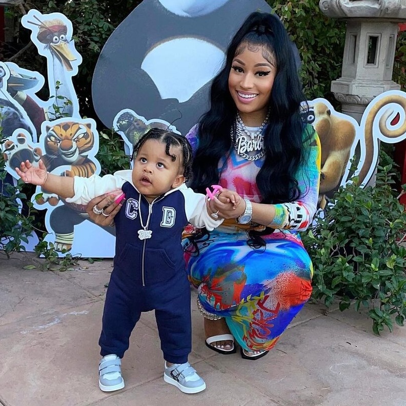 نيكي ميناج تحتفل بعيد ميلاد ابنها في عامه الأول مع زوجها كينيث بيتي