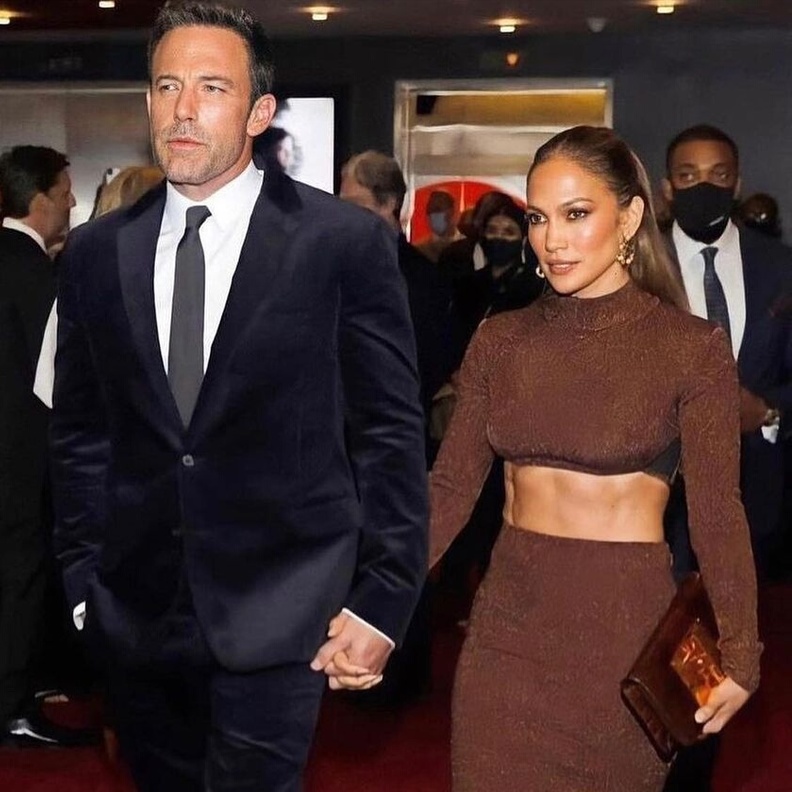 جينيفر لوبيز تشع بتدرجات الألوان البنية