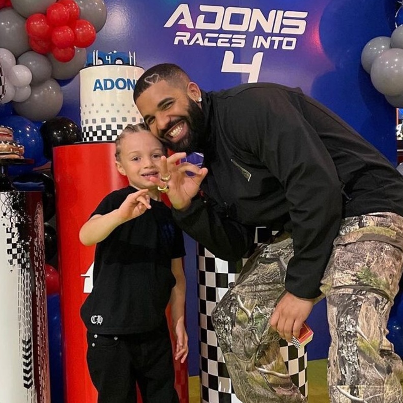 دريك يحتفل بعيد ميلاد ابنه أدونيس