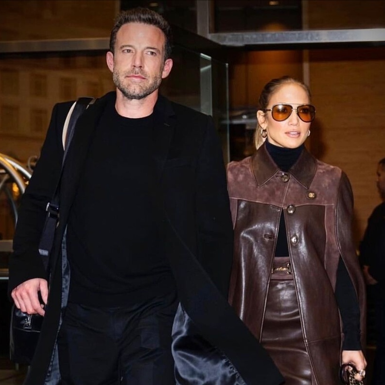 جينيفر لوبيز تتألق بإطلالة خريفية مثالية