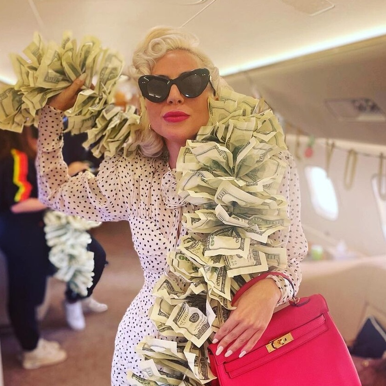 إطلالة ليدي جاجا بين توهج الفوشيا وهدوء الأبيض