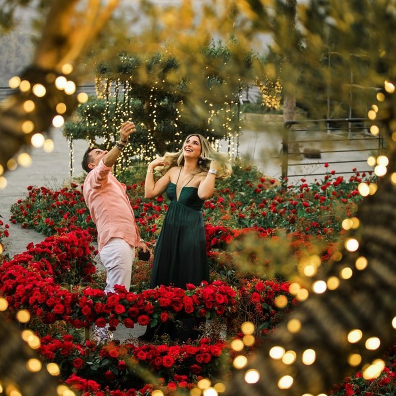 أناقة خطيبة طوني المندلق تثير إعجاب عشاق الموضة.