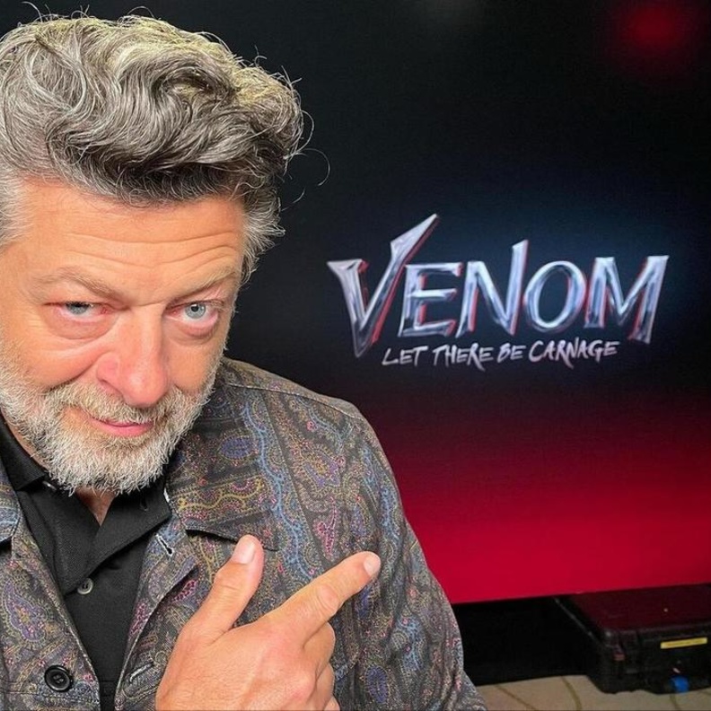 آندي سيركيس يوجه رسالة إلى مدينة دبي من برج خليفة