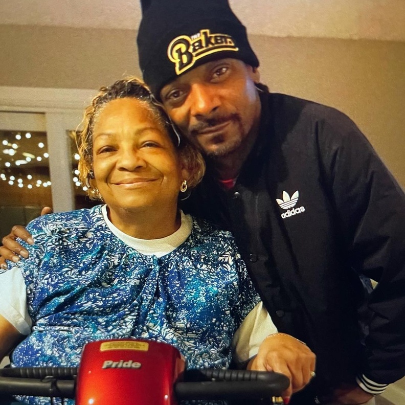 سنوب دوج يعلن وفاة والدته