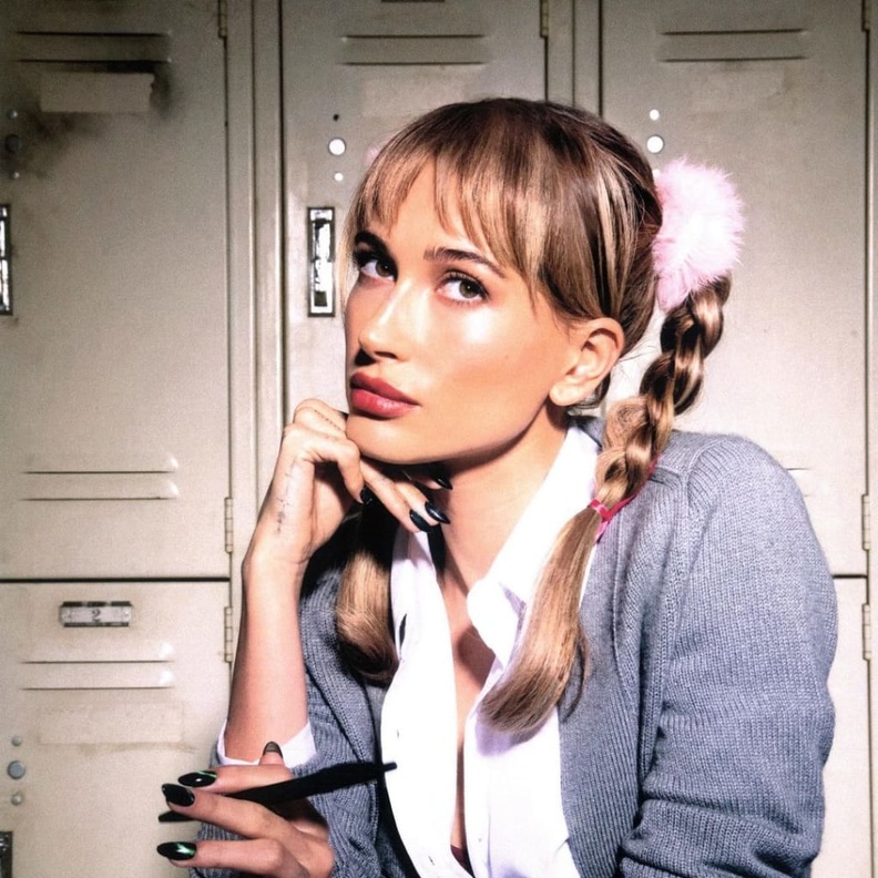 هايلي بيبر تتألق في بدلة لاتكس حمراء