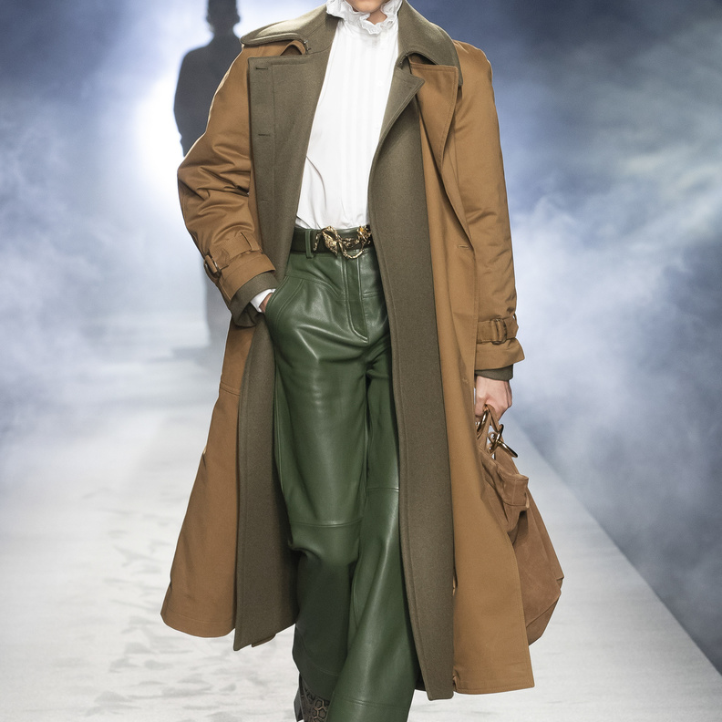 تنسيق التوبات ذات الياقة العالية بأسلوب Alberta Ferretti