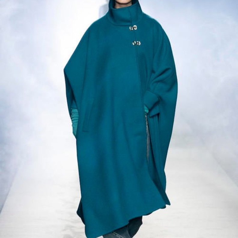 لون الأورانج الخريفي بتصميم مميّز بصيحة الشراشيب من Budapest Collection 