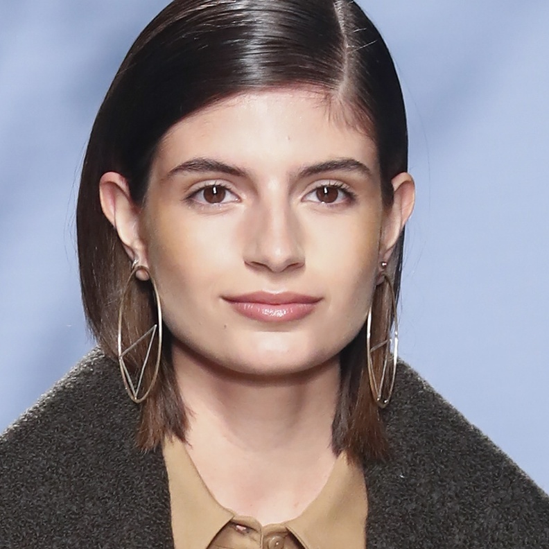 تسريحات شعر كاريه للشابات بطرق مختلفة موضة خريف 2021