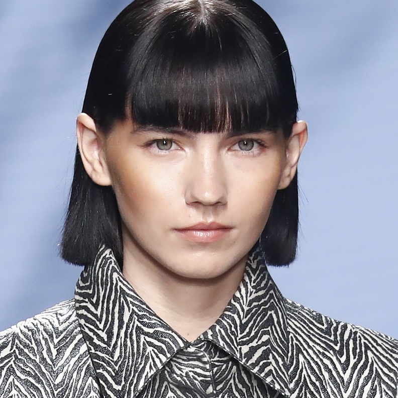 قصات وتسريحات تناسب صاحبات الشعر المالس لخريف 2021