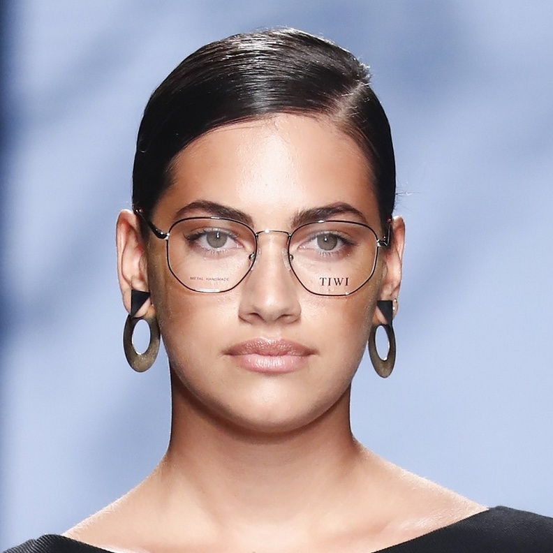 خطوات تطبيق مكياج ناعم لصاحبات النظارات الطبية