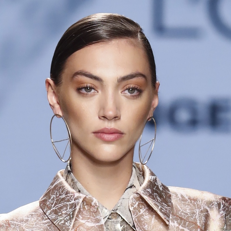 طريقة تطبيق مكياج ناعم ومشرق للمرأة العاملة في خريف 2021