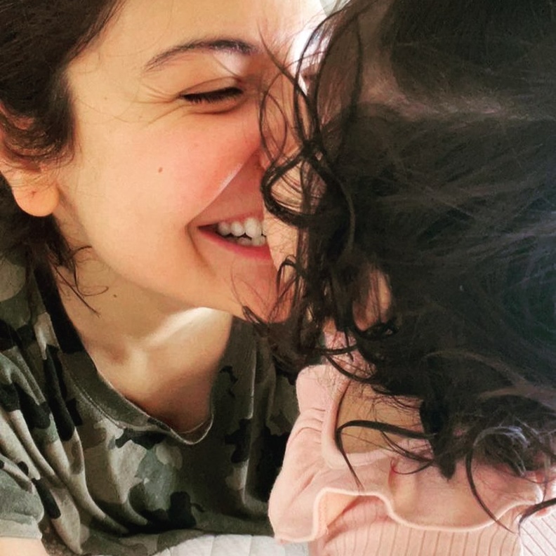 شاهدوا أحدث صور أنوشكا شارما بصحبة زوجها وابنتهما