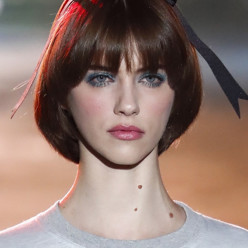 ألوان ظلال عيون أزرق من أشهر الماركات لإطلالات خريف 2021