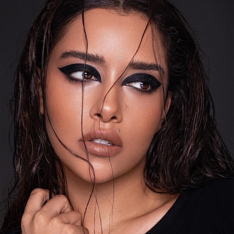 إطلالات مكياج جريئة لـ بلقيس فتحي بصيحة الآيلاينر العريض