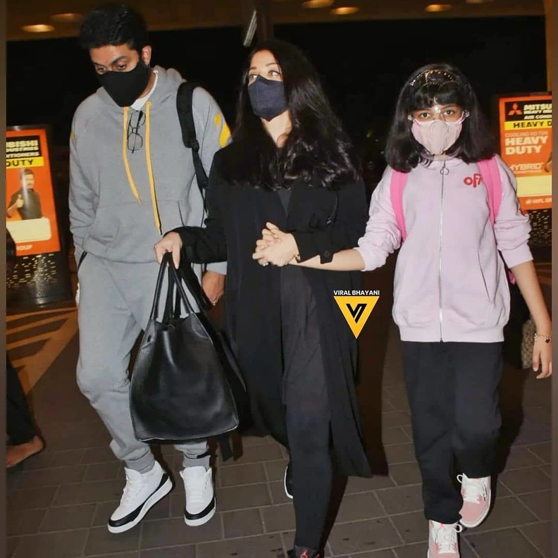 ظهور آيشواريا راي بصحبة زوجها وطفلتهما في مطار مومباي