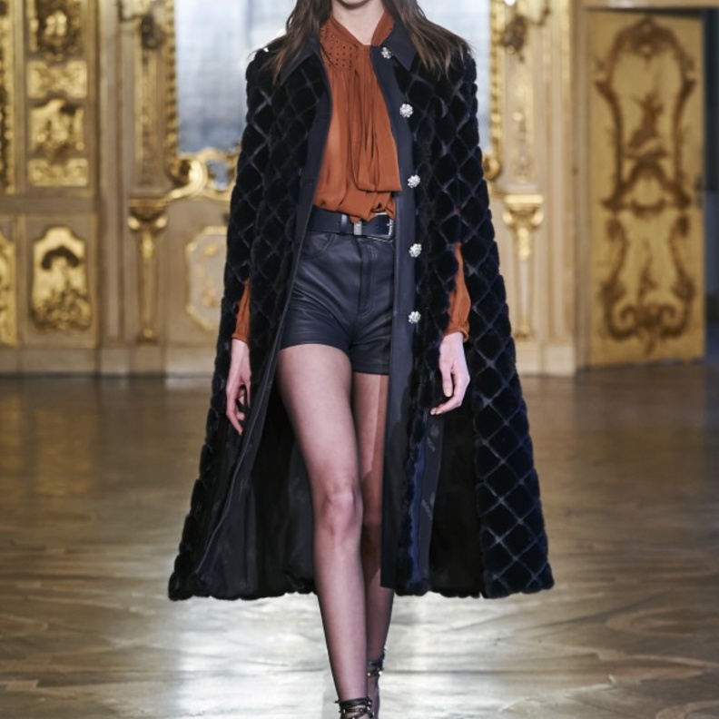 "كاب" أسود ساحر من Braschi