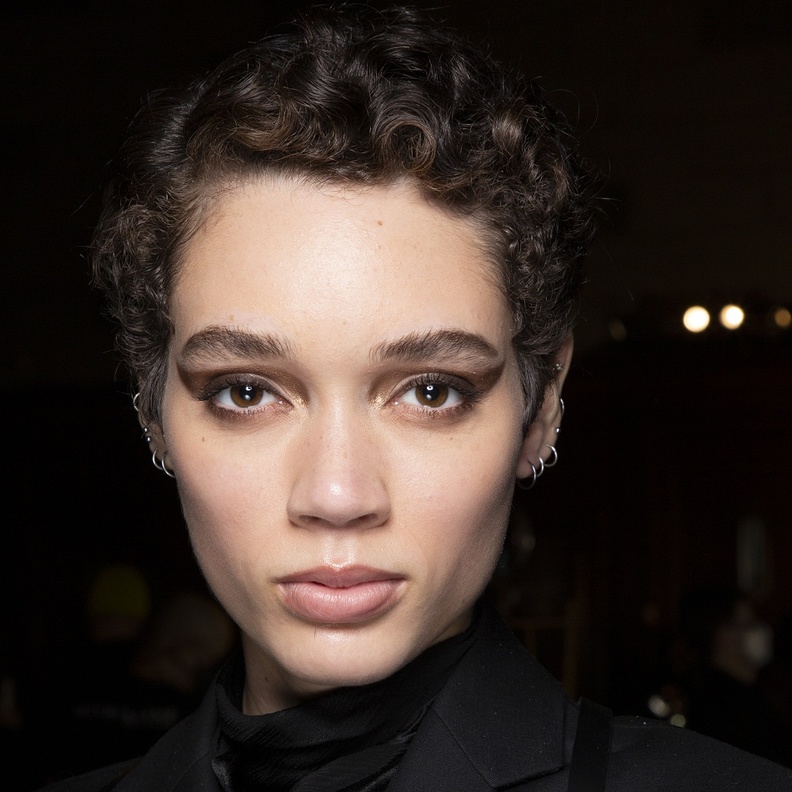 قصات شعر صبيانية جريئة من وحي منصات الأزياء لموسم الخريف