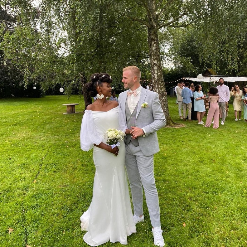 عروس ترتدي فستان زفاف صنعه لها والدها