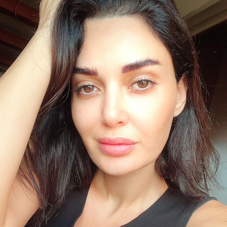 سيرين عبد النور تتخلى عن المكياج بأحدث ظهور لها من منزلها 