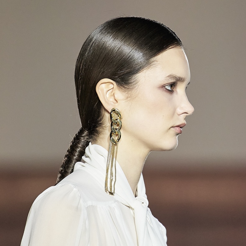 أفكار تسريحات شعر ذيل الحصان مستوحاة من عروض الأزياء لخريف 2021