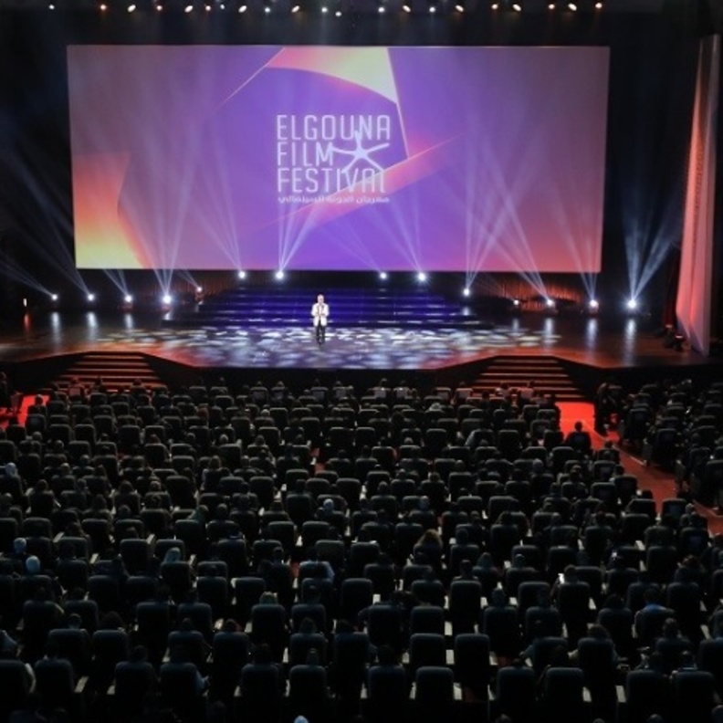 إندلاع حريق كبير في مهرجان الجونة قبيل يوم من افتتاحه ..بالفيديو