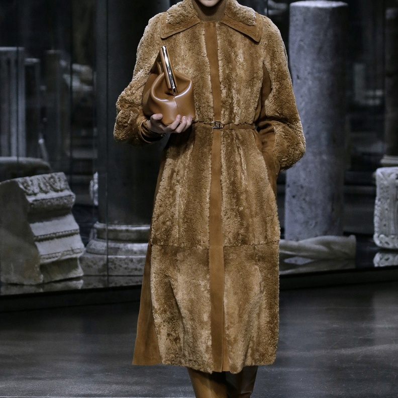 موديلات فساتين كاجوال خريفية بنقوش جلود الحيوانات من Fendi