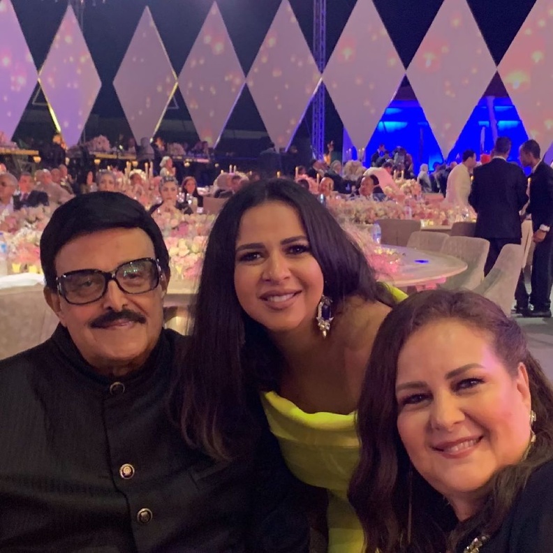 إيمي سمير غانم مع والديها- صورة من حسابها على انستقرام