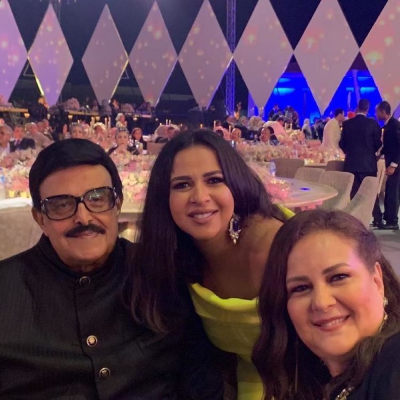 إيمي سمير غانم مع والديها