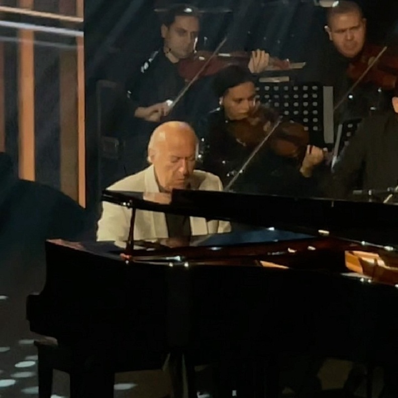 عمر خيرت- صورة من حساب شركة بنش مارك على انستقرام