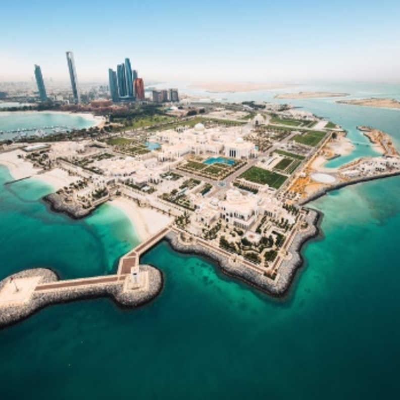 جون سينا يعلنها للجميع "الوقت قد حان" لاستكشاف أبوظبي