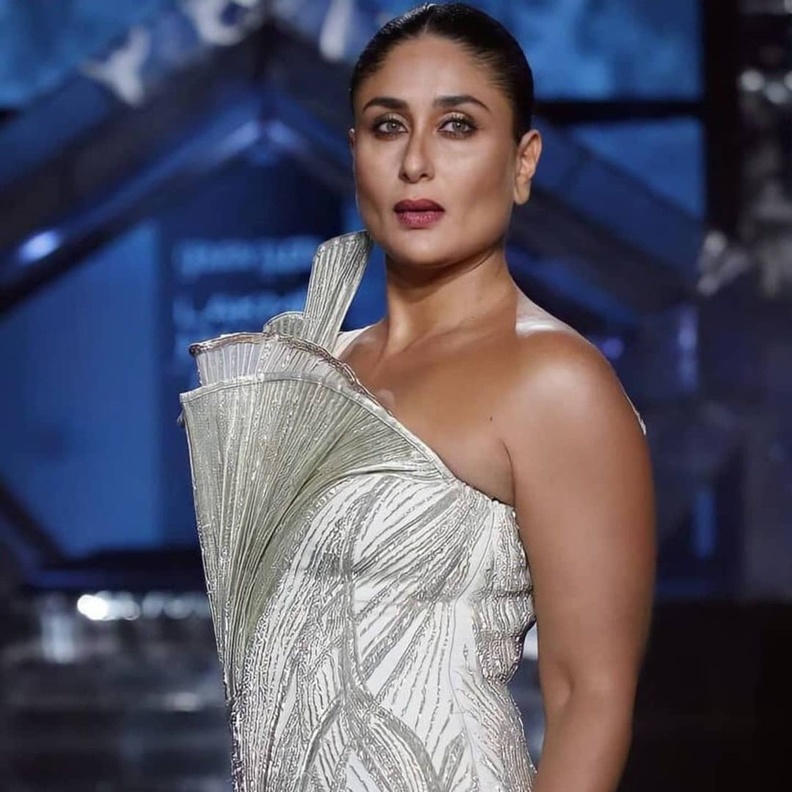 كارينا كابور تشارك في عروض أزياء أسبوع لاكمي بعد 7 أشهر من ولادتها