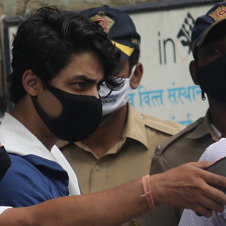 مدير الأمن الخاص بشاروخان ومديرة أعماله يحضران جلسة الكفالة لأريان خان