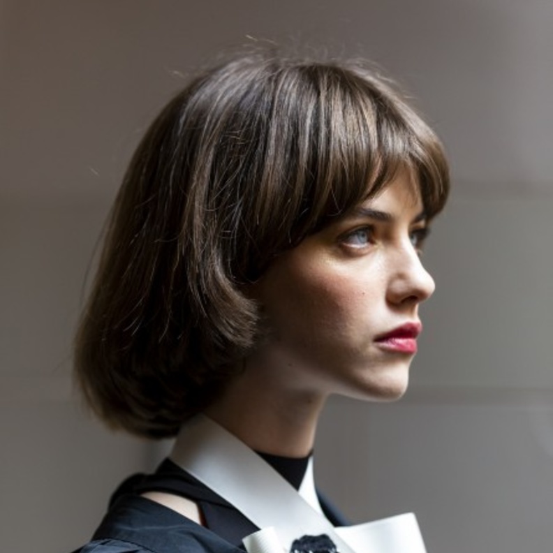 قصة شعر كاري مستقيم من  دار Andrew GN