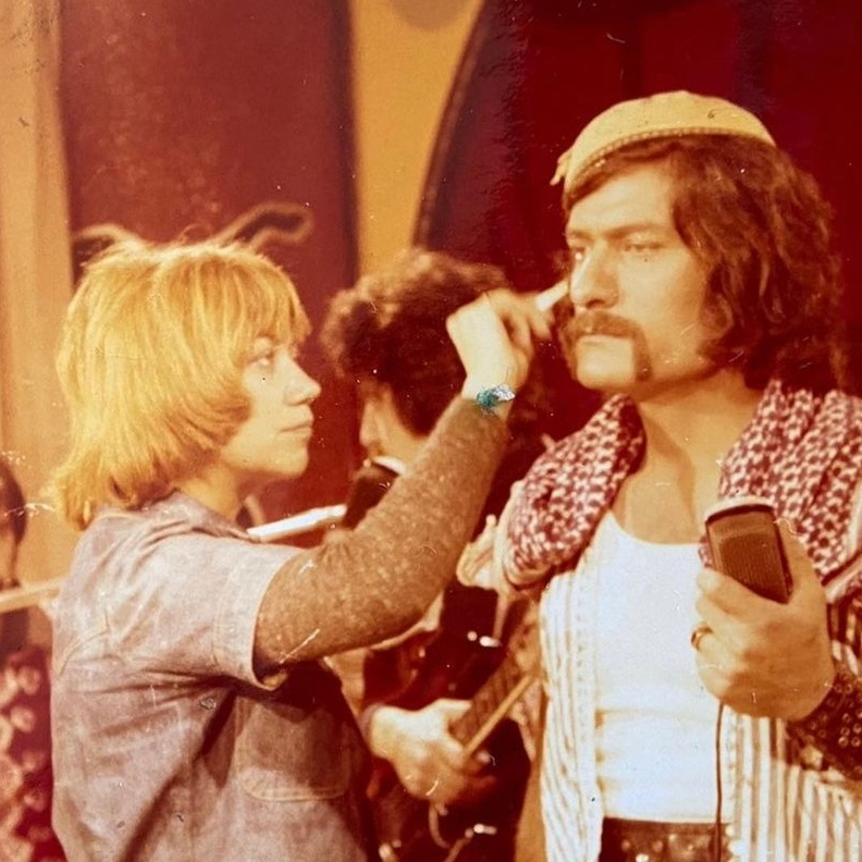 مكسيم خليل يحيي أربعين والدته بصور نادرة من ألبوم ذكرياتها مع النجوم 