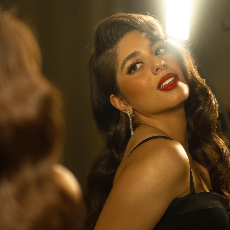 إطلالات جمالية ملفتة للشابات مستوحاة من أسلوب مايان السيد