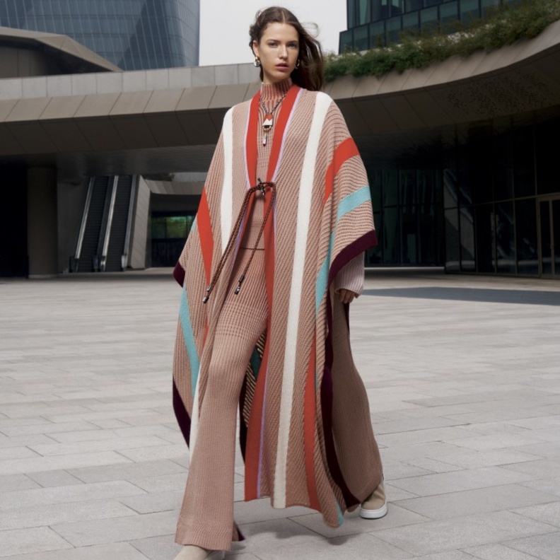 اطلالة من Alberta Ferretti